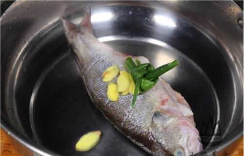 清蒸鲈鱼，有人放生抽和有人放蒸鱼豉油，都不对！这才是正确做法