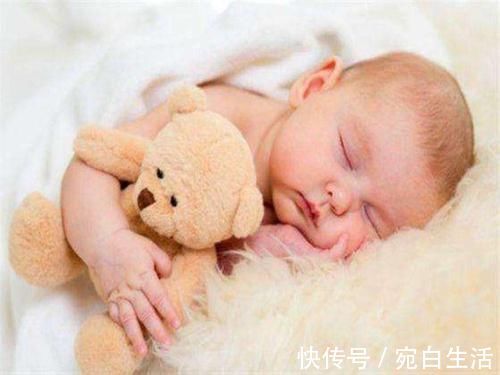 宝宝|宝宝晚上不脱衣服睡觉可以吗 都是怎么给小孩穿的, 穿对了吗