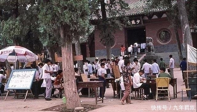 老照片|80年代罕见的少林寺老照片，商业气息渐浓，图4是专心烧香的和尚