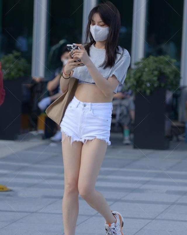 穿搭 超短衫配小仙女风毛边裤，俏皮可爱，充满活力！