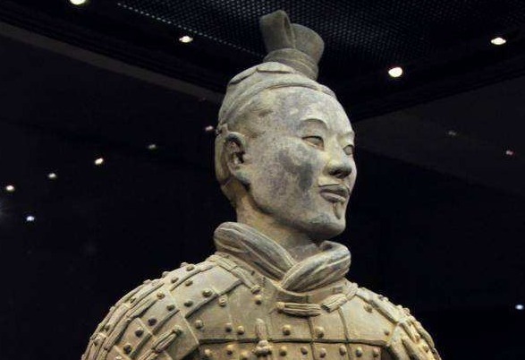 推到|日本借兵马俑展出,却被暴徒强行推到使其受损,我国做法令人敬佩