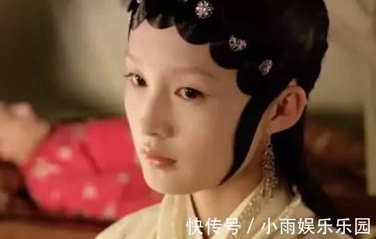 李沁挽张若昀胳膊上热搜,女演员为了避嫌也需“礼仪手”吗?