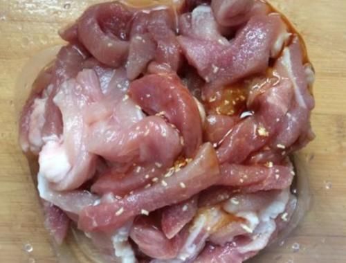 炸酥肉怎么做才不回软？用料很关键，放对3样，酥肉香酥不易回软