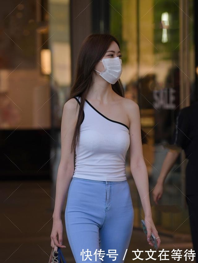 洞裤|斜肩领紧身上衣，搭配端庄牛仔裤，凸显干净清爽淑女气质