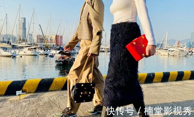 valentino 偷师INS网红的时髦拍照秘诀,原来是因为背了这只包!