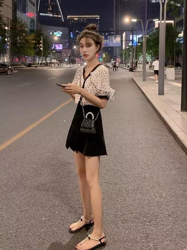 街拍:小姐姐穿着打扮是最为经典的搭配之一,帅气洒脱