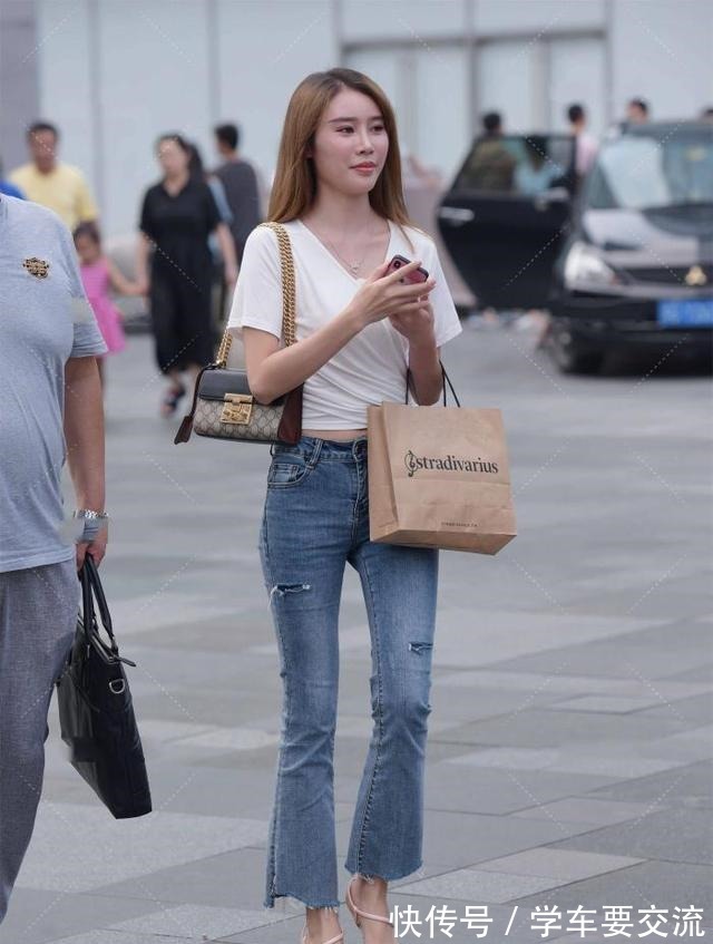 毛边 短款上衣搭配蓝色喇叭裤,清爽简约,优雅大气,时尚干练!