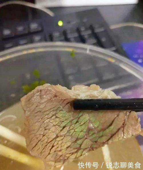 刚买回来的牛肉切开后“冒绿光”,发霉了?肉贩子:不懂就别吃