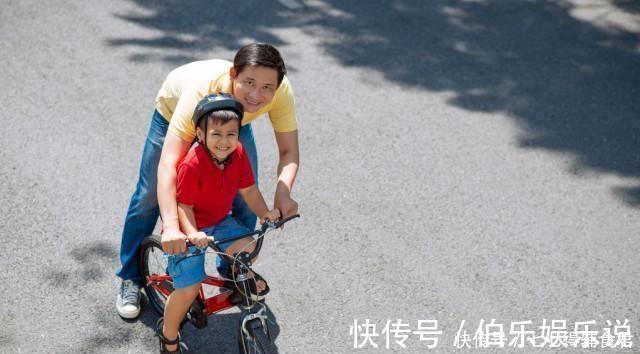 爸爸|同是雨天接娃放学，妈妈和爸爸做法相差太大