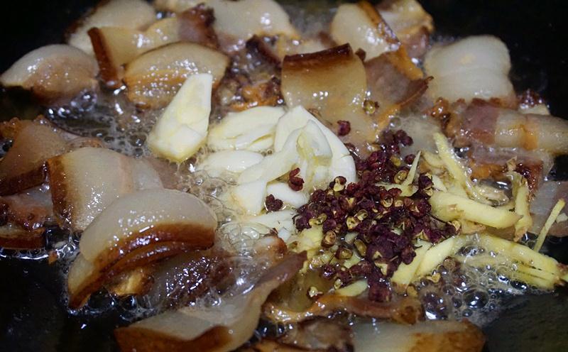 腊肉干锅茶树菇,妥妥的“米饭杀手”,手残党也能轻松搞定