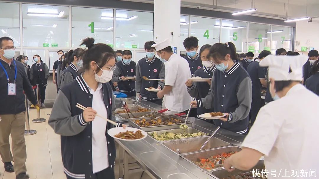 同学们|这两所学校食堂提供自助餐,种类多、不浪费、更健康