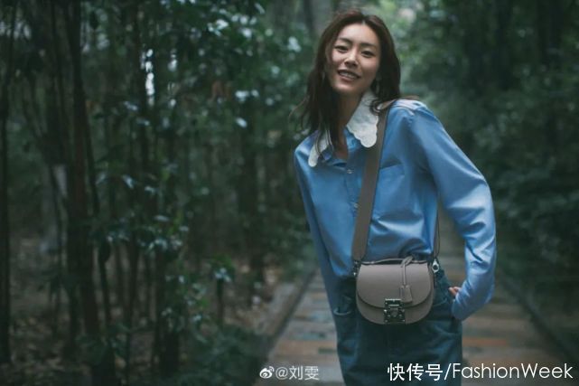 比春天更迷人的是：刘雯的蓝色衬衫