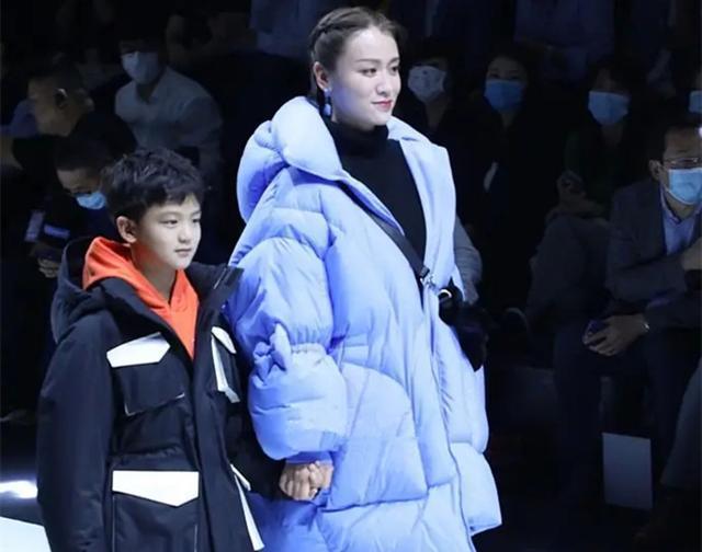 叶一茜带儿子田宸羽亮相时装周走秀,网友这是牵了个田亮在走秀