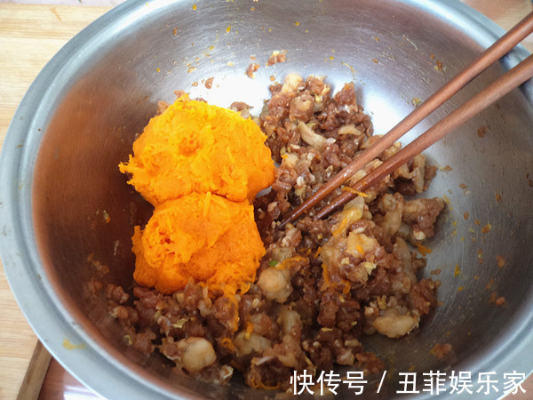 调饺子馅有诀窍，饺子店厨娘透漏这种调料必不可少，涨知识了