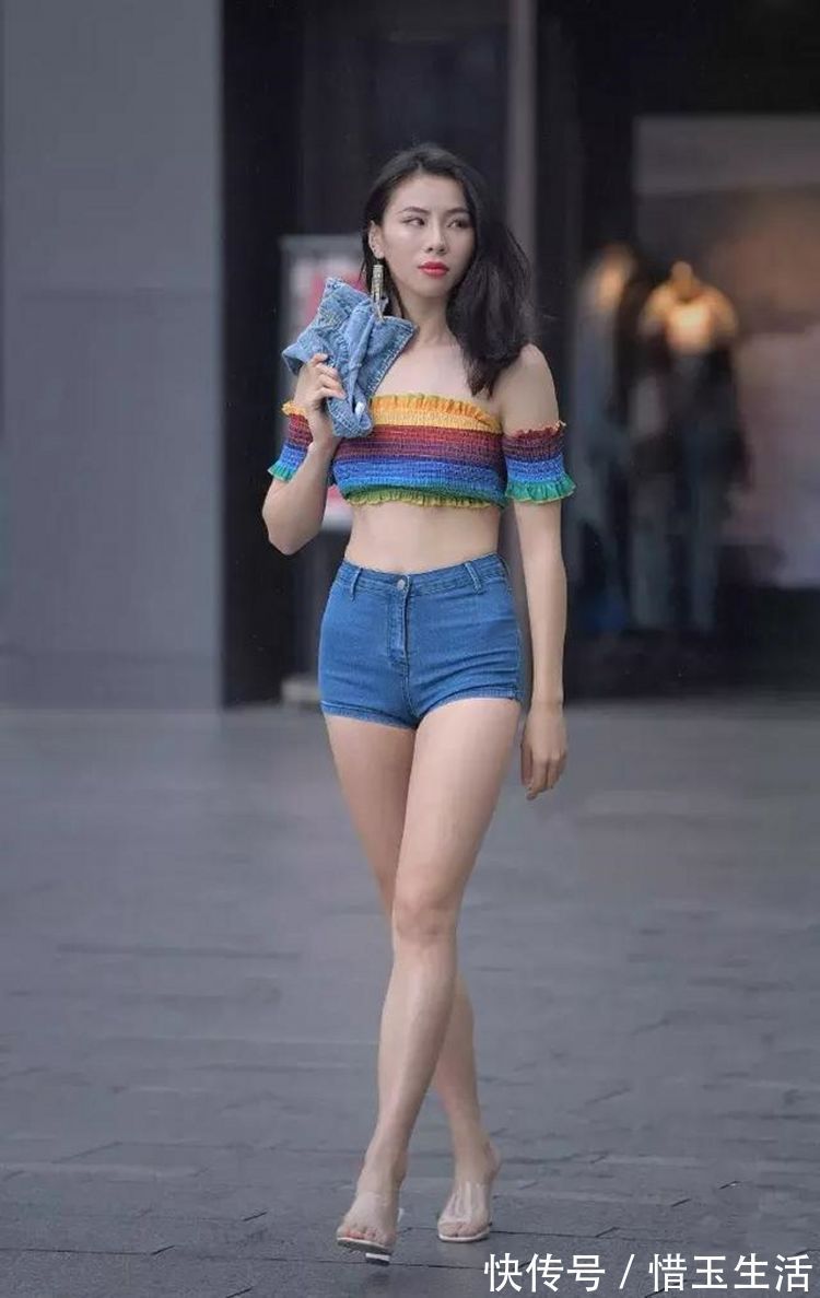 美女|街拍美女休闲装穿搭,活力无限,有一种恋爱的感觉