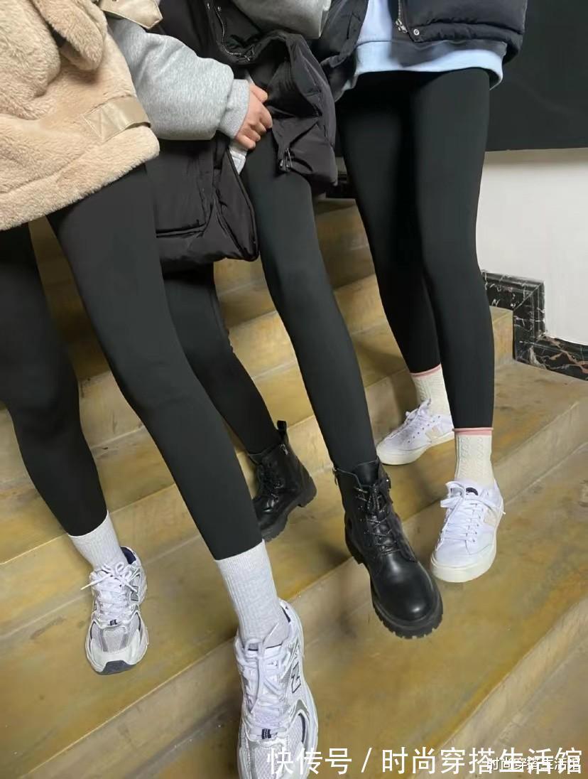 塑形|冬天裤子不用买太多,今年流行的是“鲨鱼裤”,搭大衣棉服都好看