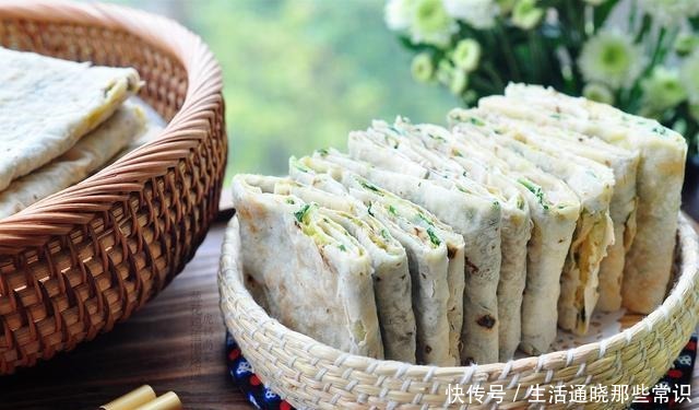 做老味沓馍,标配是春天的小葱,咬一口,外焦里软,喷喷香!