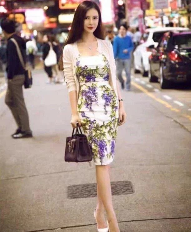 街拍:高颜值的美女,时尚的气质靓丽的装扮,女神范十足