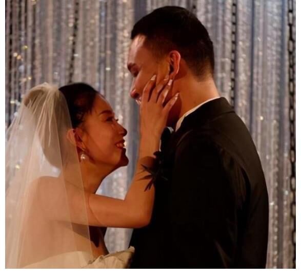 參加《好聲音》被淘汰，意外被愛奇藝總裁看上，今29歲成人生贏家