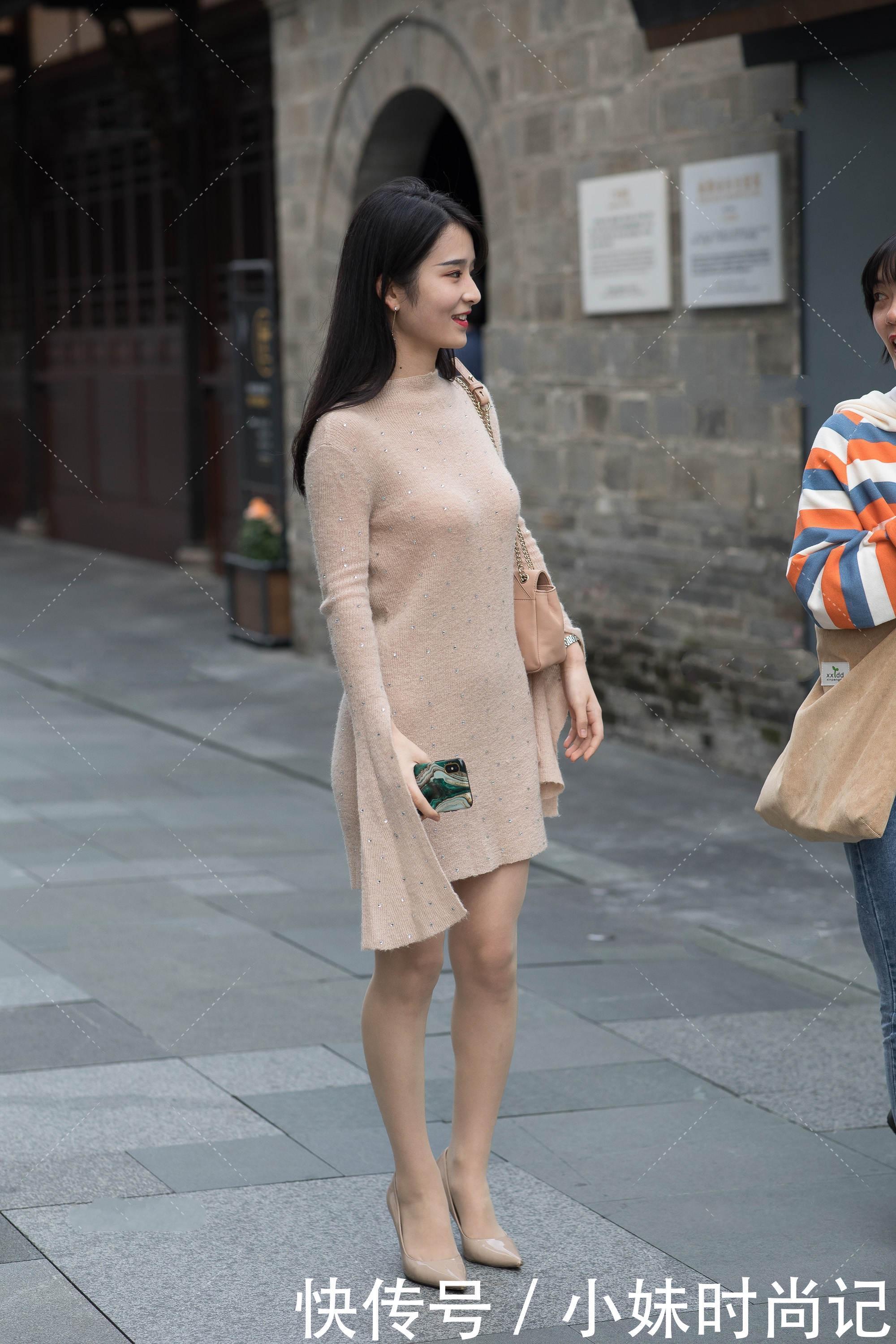 范儿|街拍:裸色针织裙穿出女神范儿, 保暖又舒适