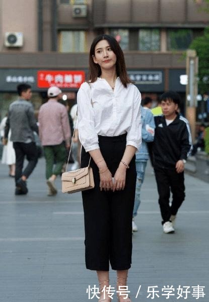 黑白|美女经典的黑白搭配，加上这凉鞋，看起来简单又美丽！