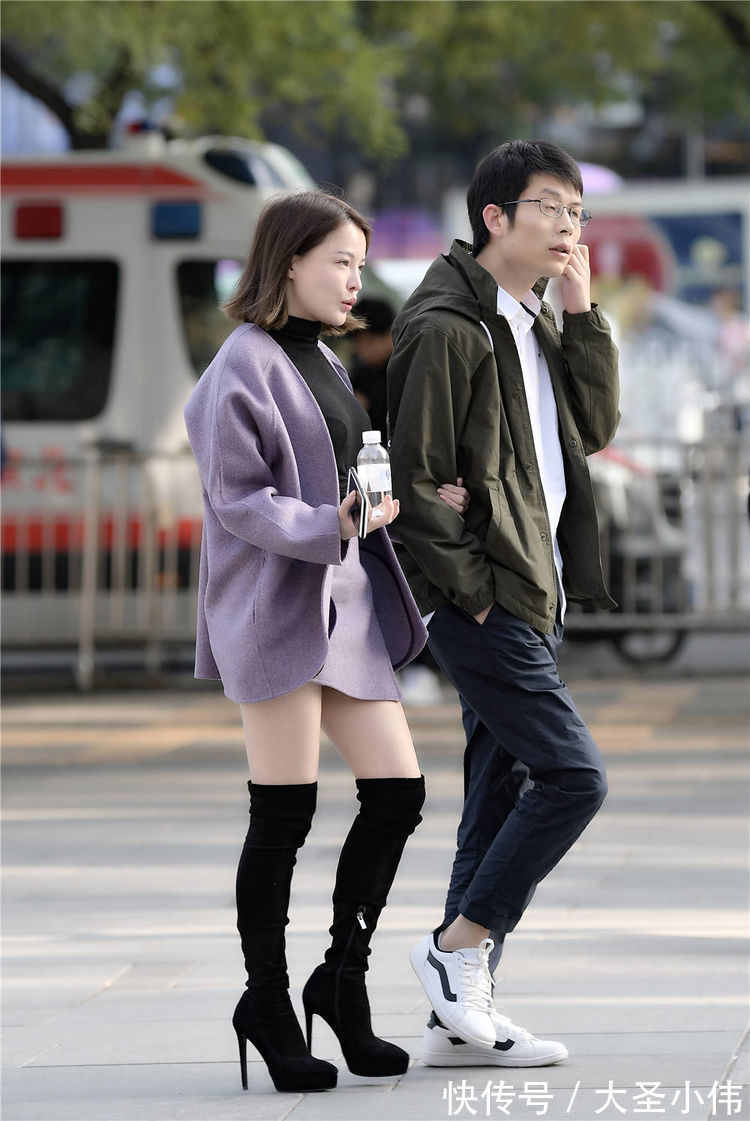 短裙|美女街拍:黑色细高跟过膝长靴,浅紫色呢子短裙和开衫,搭配出简约风格