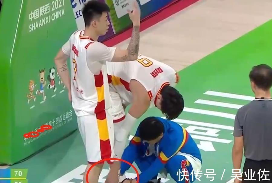 徐杰|状况不断!周琦崴脚+胡明轩抽筋,沈梓捷坐在对手大腿上不愿起身