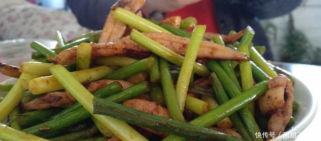 吃货的下酒好菜,爆炒蒜苔鱿鱼,太好吃,看完你就会炒
