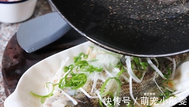 鱼身|蒸鱼时,冷水上锅还是热水?教你正确做法,鱼肉鲜嫩可口还没腥味