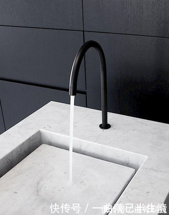 水龙头|这家人太聪明了,洗手台空无一物,排水全靠1条缝,太赞了