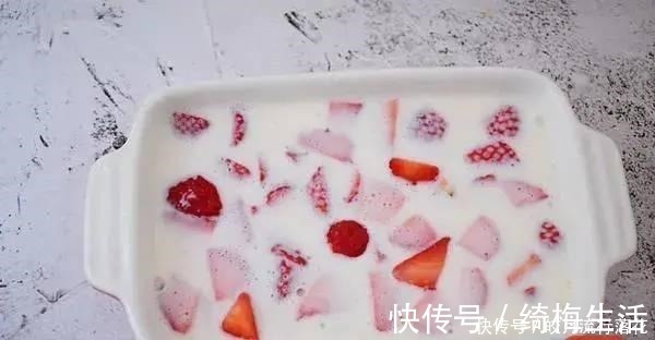 草莓丁|酸奶草莓冻这样做!简单4步不蒸不烤,一个奶锅就能做!