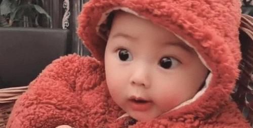 小跟班|“背篓舅舅”意外走红,带娃搓麻将两不耽误,宝宝的表情太可爱