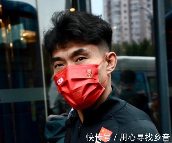 入境|万里驰援却被困机场几十小时,归化球员大骂足协,这次谁错了