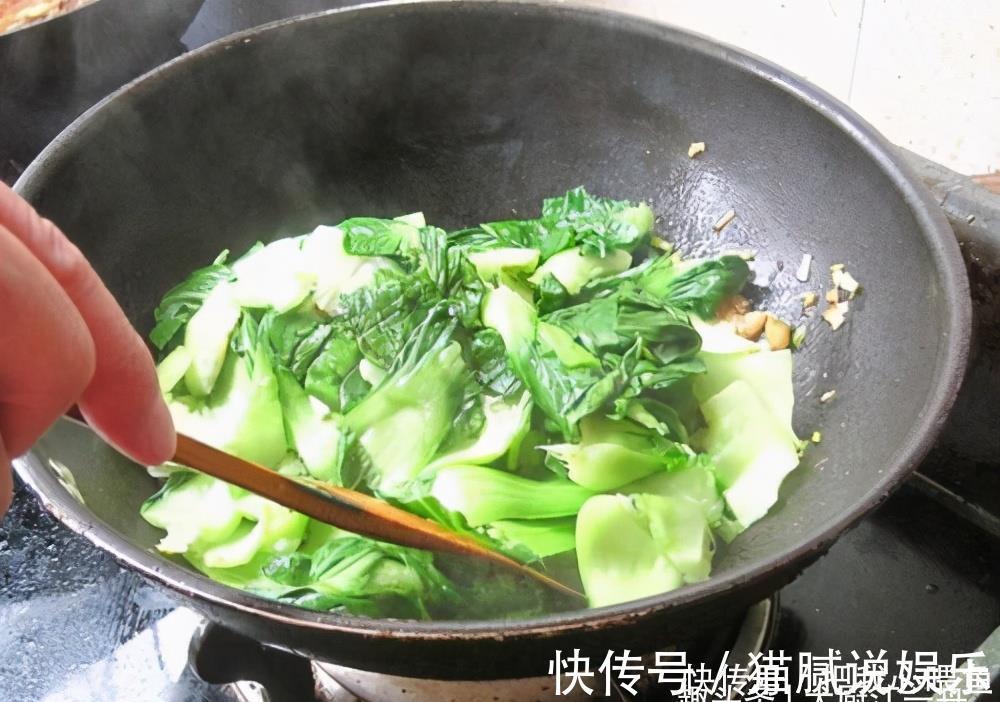 油菜|家里老保姆教我,炒青菜的3个诀窍,青菜不发黄出水,你不学吗?