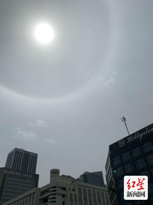 快看！成都上空出现日晕美景