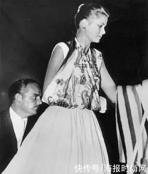 穿搭|教你美｜秋天的第一条丝巾，你会怎么系？