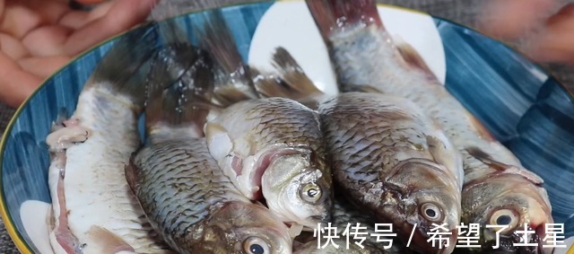野生鲫鱼独特做法，做法很少见，上桌连鱼骨头渣都不剩！