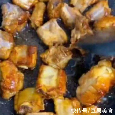  每次做这道胡萝卜土豆炖排骨，隔壁小孩都会来敲门