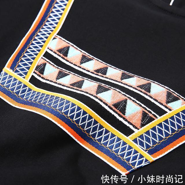 圆领|腹部偏大的胖mm,可以尝试较为宽松的裙子哦