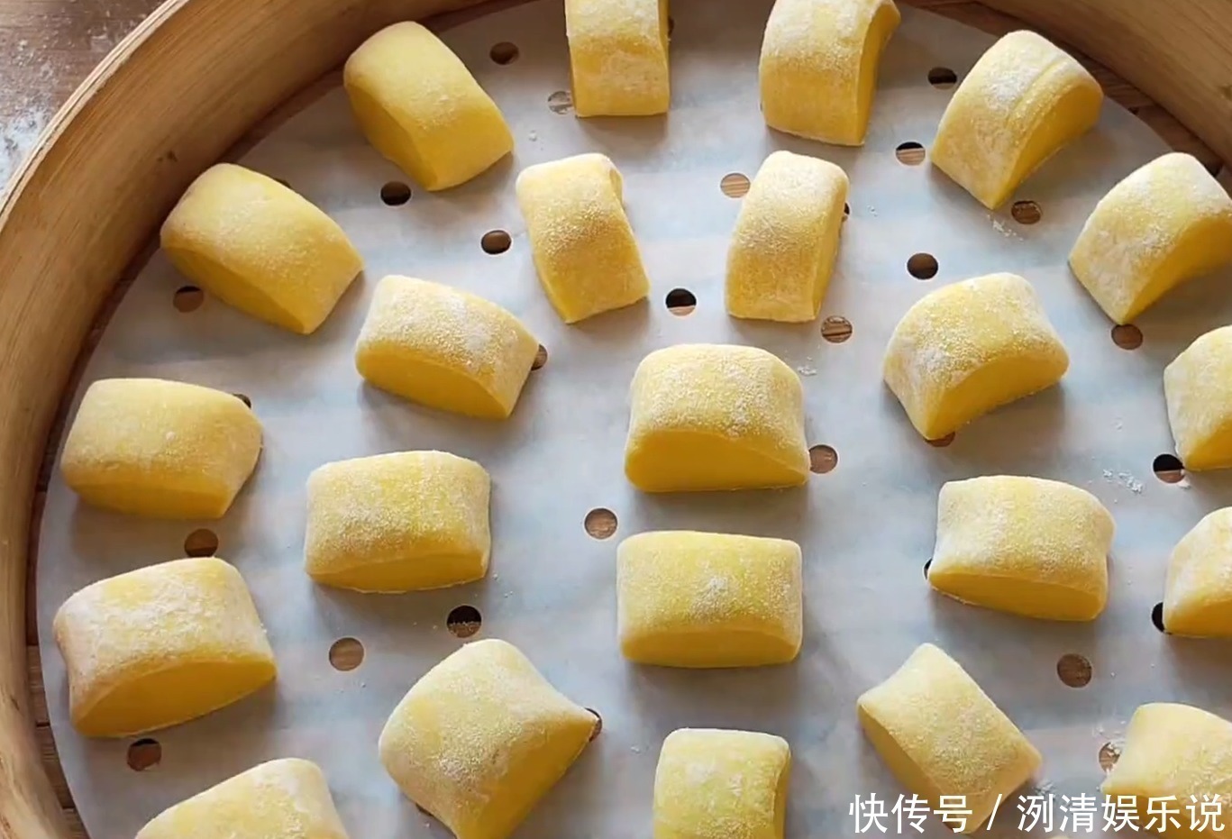 南瓜小馒头|半个南瓜,一碗牛奶,不用发面,奶香浓郁,松软香甜,孩子抢着吃