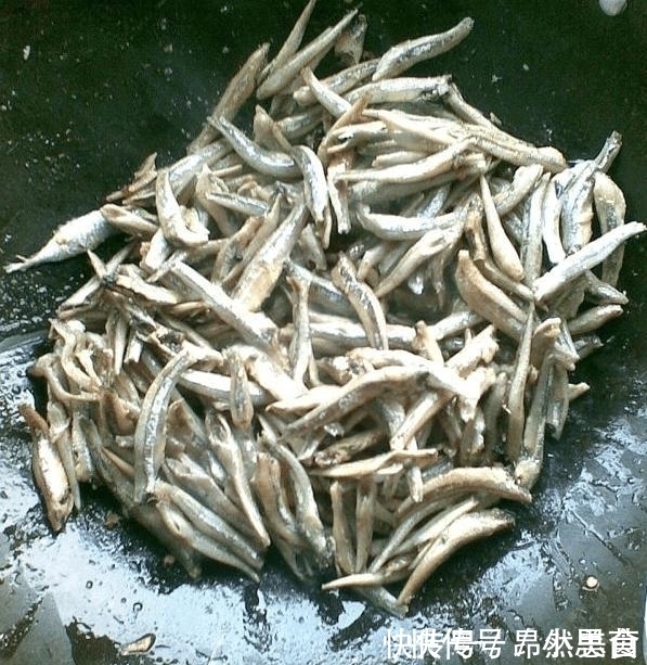 大热天的, 我炒了这个菜, 香极了, 下饭也下酒, 老公一人吃了一锅米饭