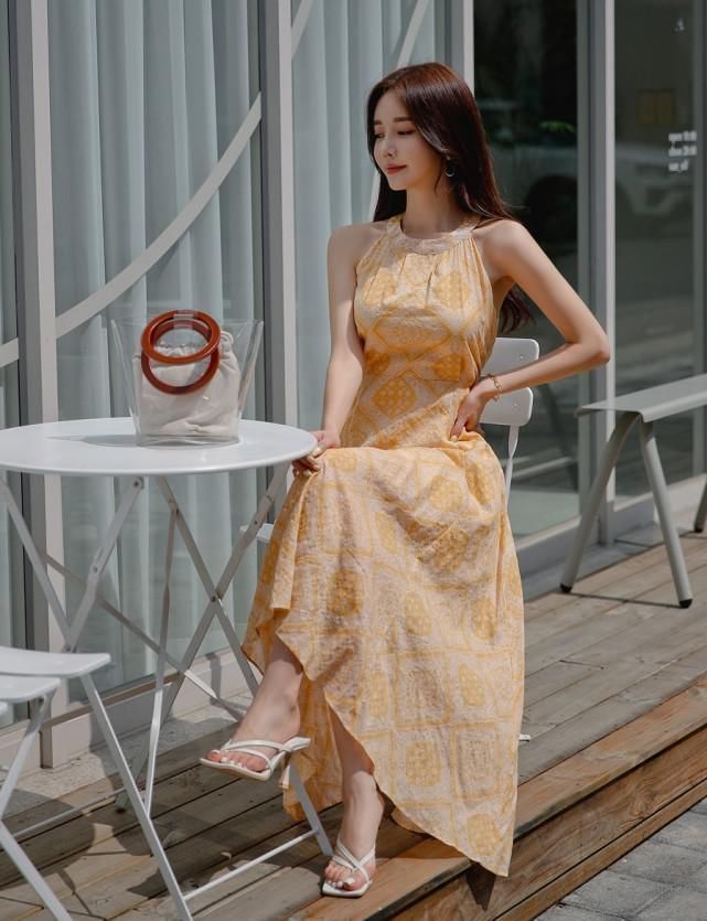 孙允珠鲜橙挂脖无袖不规则长裙,打造夏日清凉穿搭