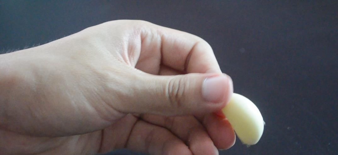 大蒜去皮不用手抠, 一个啤酒瓶盖就能搞定, 1分钟能剥一大碗