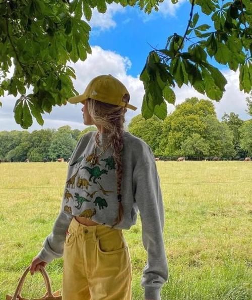 最近火了一种穿法:卫衣+小脚裤,洋气显瘦,承包整个春季的时尚