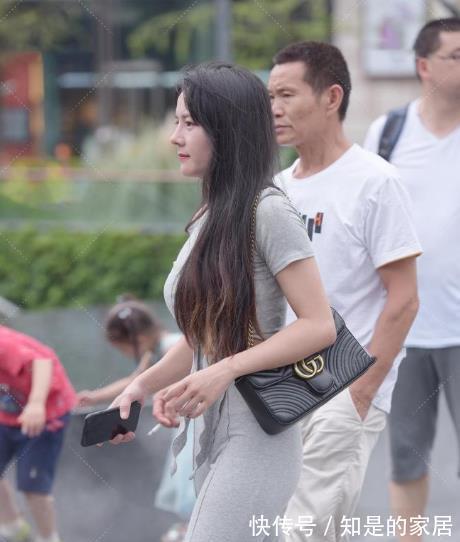 “胯大”的牛仔裤美女，才能减少刻板感觉，非常迷人