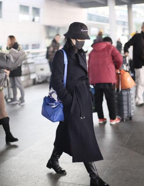 周涛才是50岁女人的穿搭教科书，黑大衣用基础配色法，优雅时髦