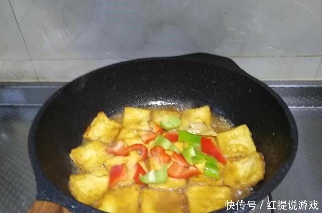 豆腐最简单的做法,裹上蛋液煎着吃,不易碎还很脆