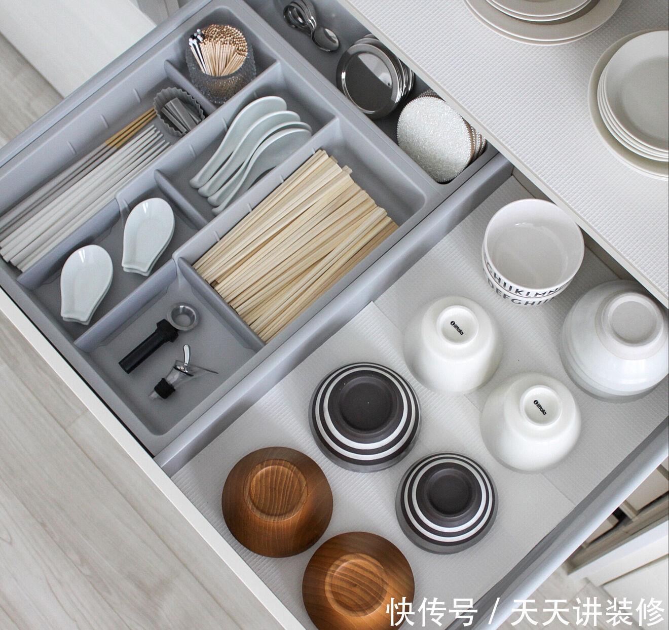 看完这个日本主妇的厨房收纳技巧，超级佩服，这也太整齐干净了