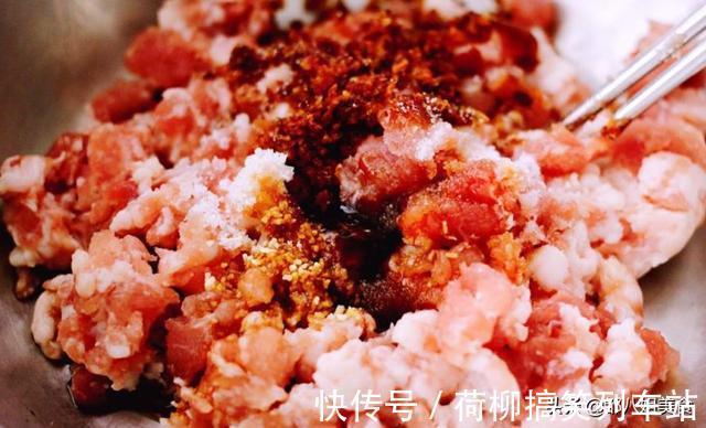 味美|包饺子用这个菜，比韭菜香味还浓，拌饺子馅鲜香味美，回味无穷