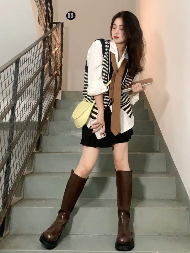 穿搭|秋季,西服怎么穿才好看?搭配上黑色针织衫和半身裙,高级又时髦